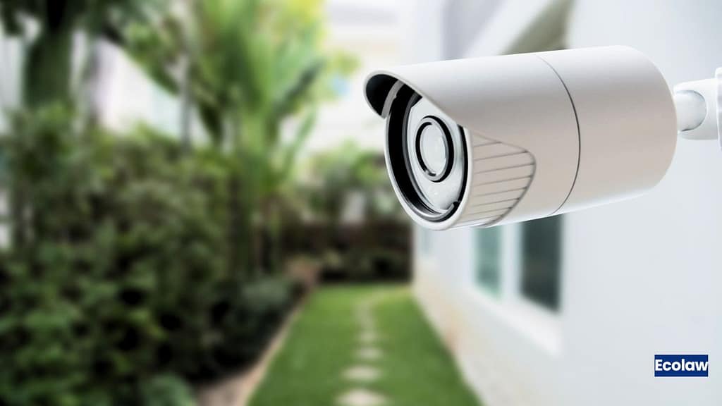 10 Daily Items You Can Replace With Solar-Powered Alternatives 1 Home Security Cameras